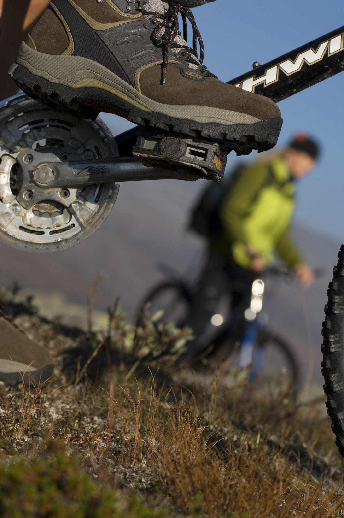 Fahrradpedal mit Radfahrer im Hintergrund in der Natur