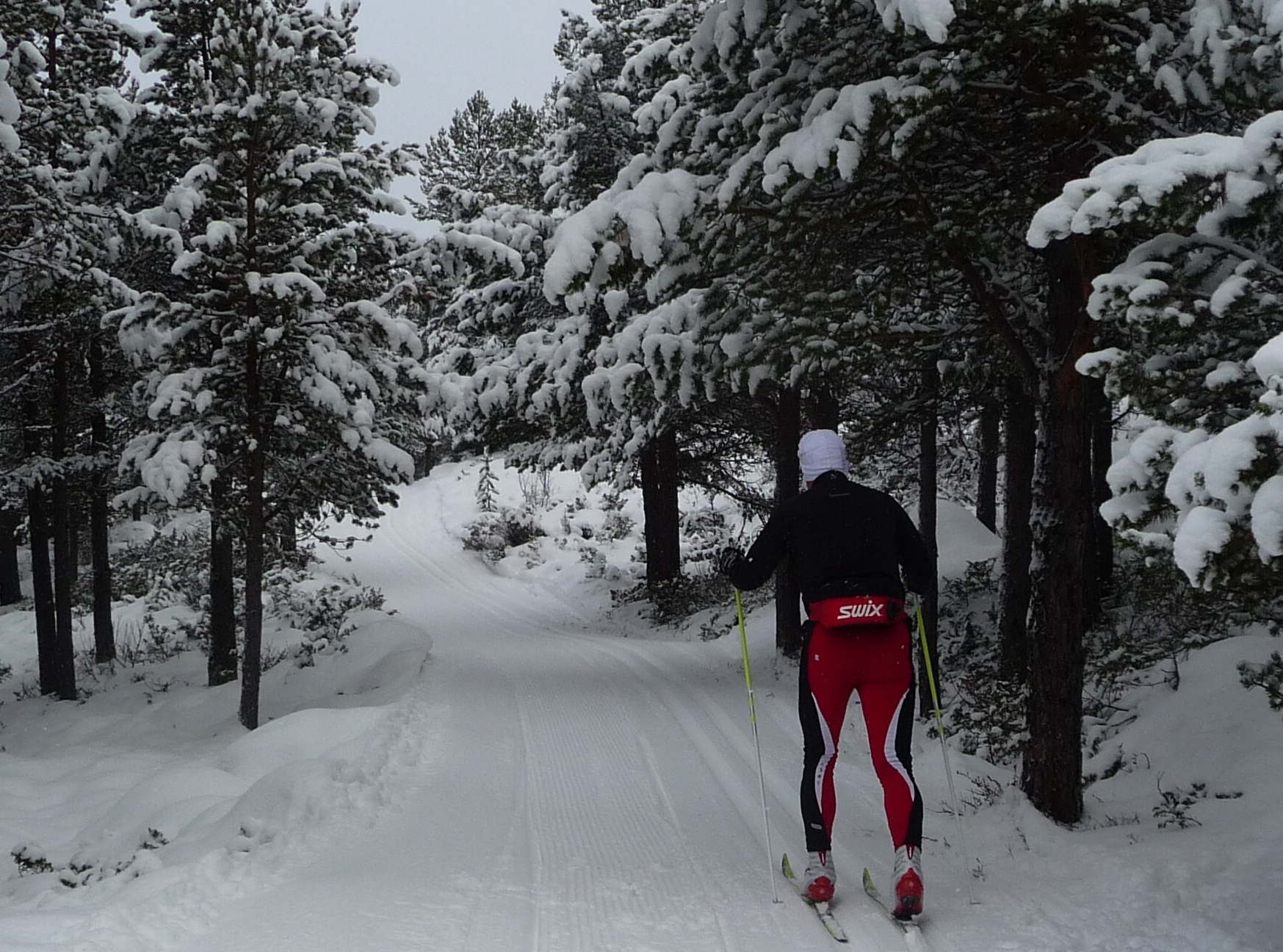 To føtter med truger på foran vinterlandskap