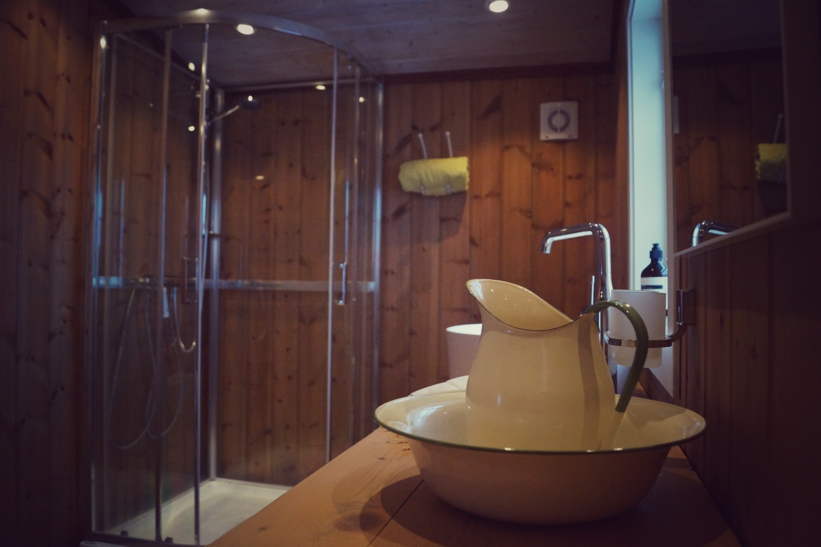 Dusjkabinett bak vintage vask