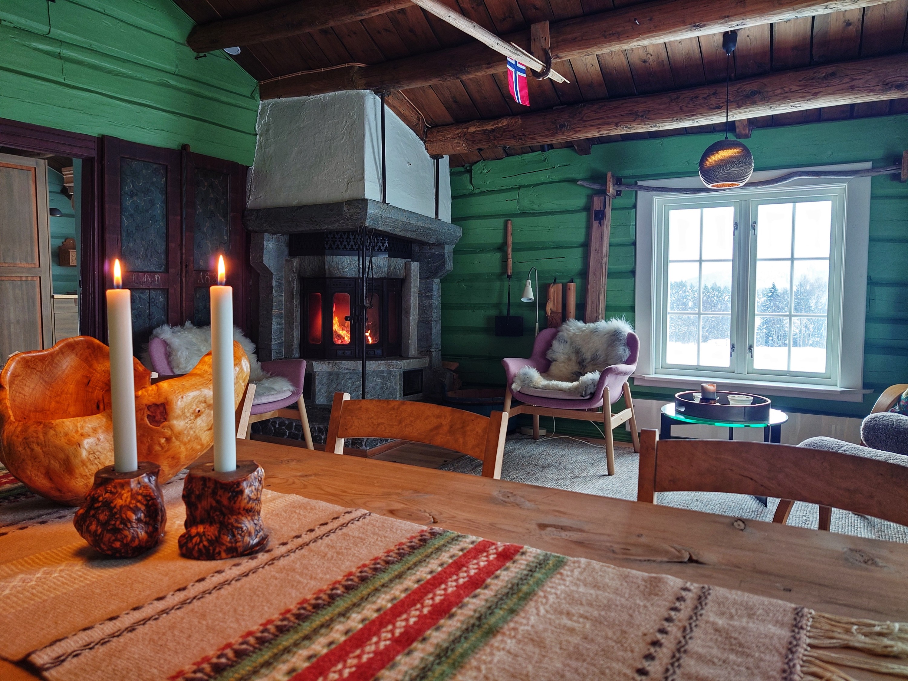 Gammel bondestue med peis