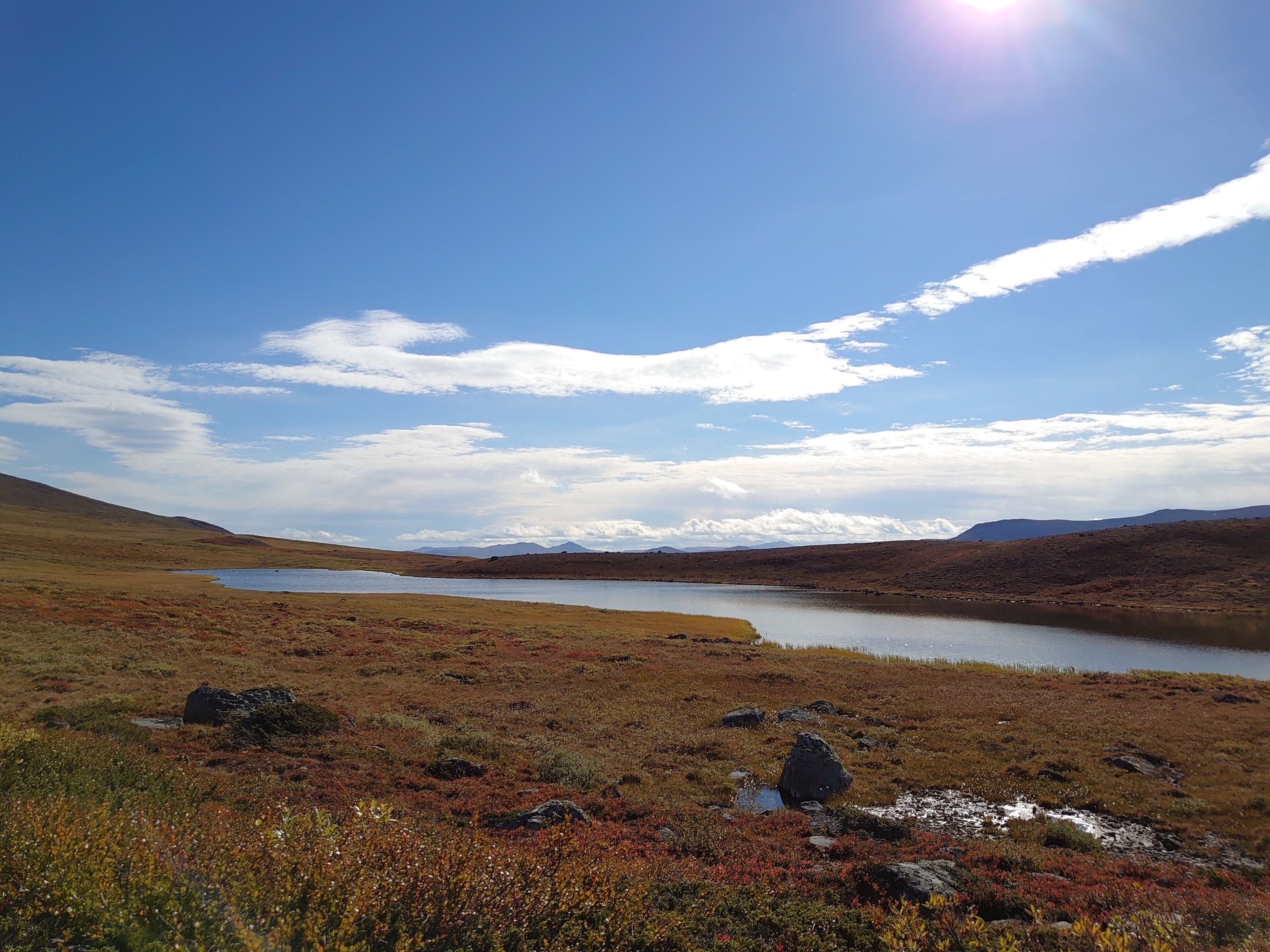 Høyfjellslandskap slette med fjellvann
