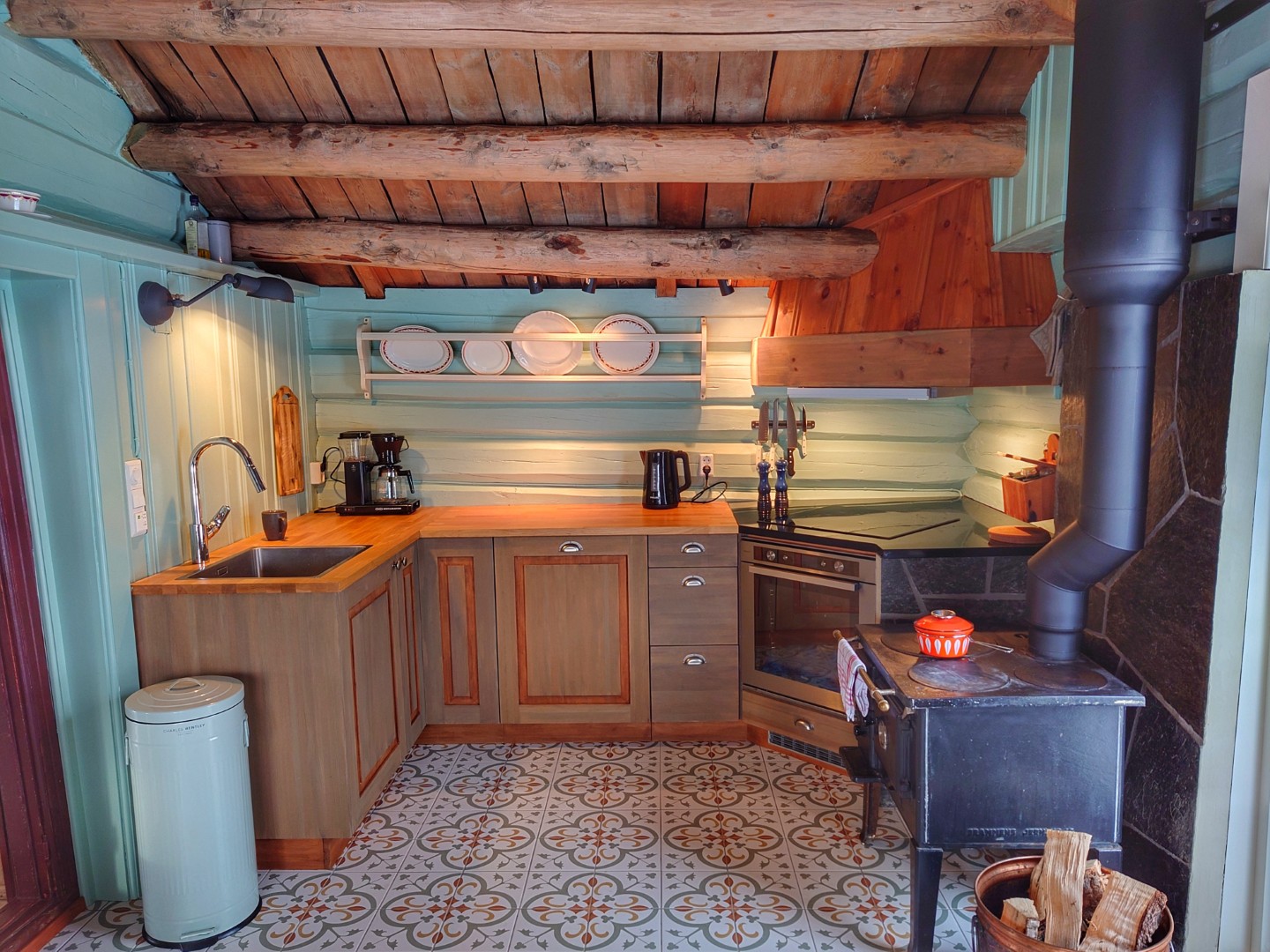 Bondekjøkken med ny og gammel ovn