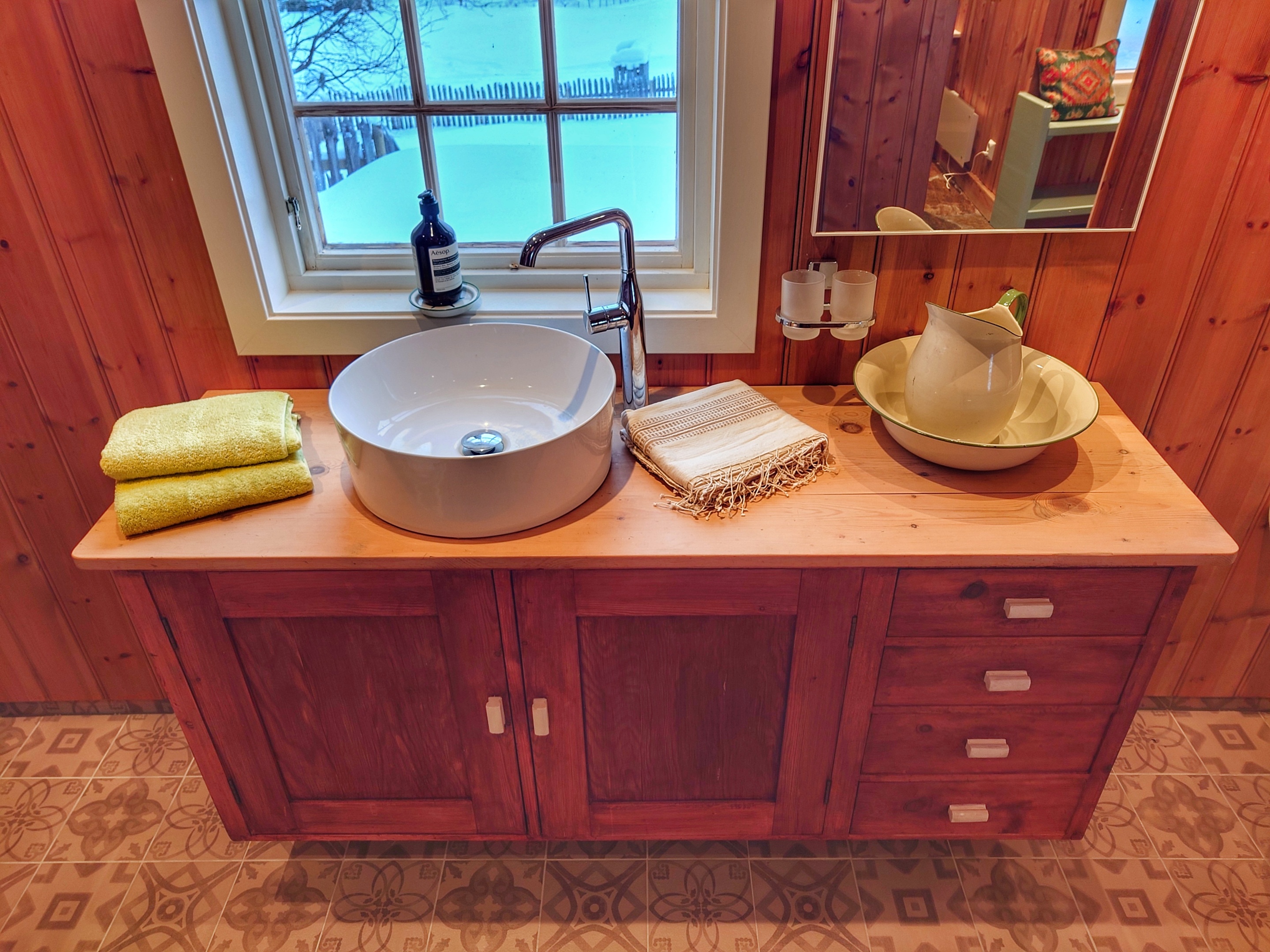 Vintage baderomsmøbel med rund porselensvask